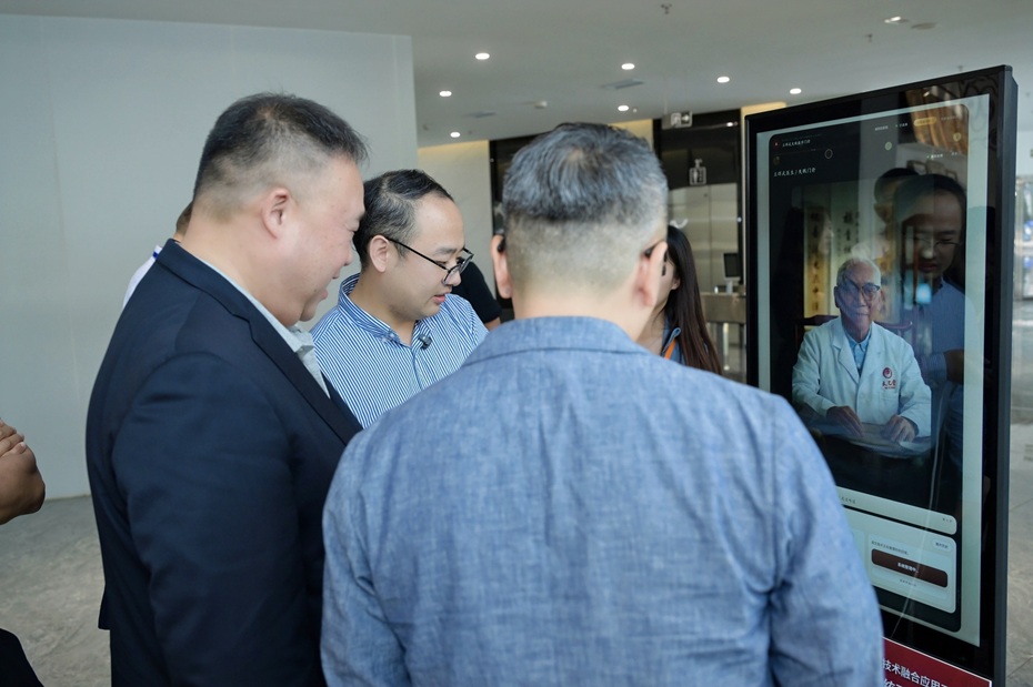 Chairman Lam experienced the latest AI technologies at the Peking University Chongqing Big Data Research Institute. FHKI