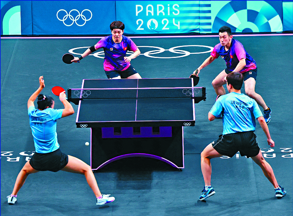 Wong Chun-ting and Doo Hoi-kem, top, in the bronze
medal match for table tennis and Lianne Yeung and Yeung
Pui-lam, below, in the group stage of badminton. REUTERS, AP Wong Chun-ting and Doo Hoi-kem, top, in the bronze
medal match for table tennis and Lianne Yeung and Yeung
Pui-lam, below, in the group stage of badminton. REUTERS, AP