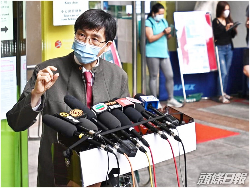 Hong Kong University leading biologist Yeun Kwong-yung received his second dose of BioNTech vaccine. Hong Kong University leading biologist Yeun Kwong-yung received his second dose of BioNTech vaccine.