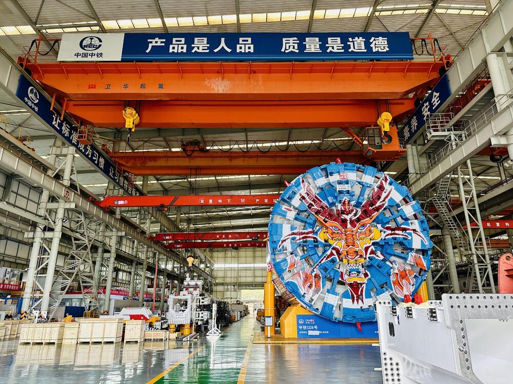 A tunnel-boring machine with a special coating is seen at a factory of China Railway Engineering Equipment Group. (China Daily) A tunnel-boring machine with a special coating is seen at a factory of China Railway Engineering Equipment Group. (China Daily)