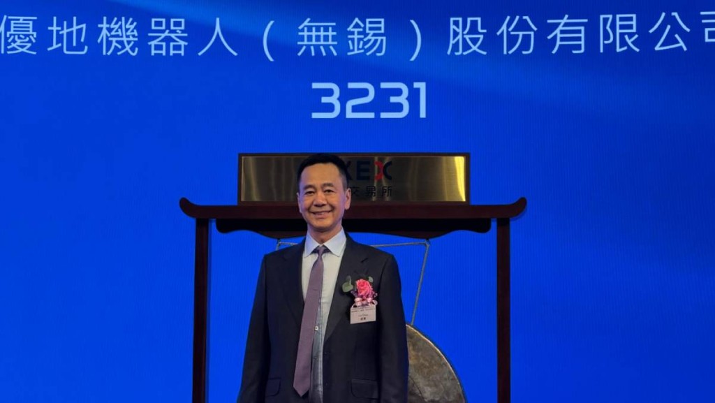 Lu Ying at Excelland Robotics (Wuxi)'s Hong Kong debut at the Hong Kong Stock Exchange.