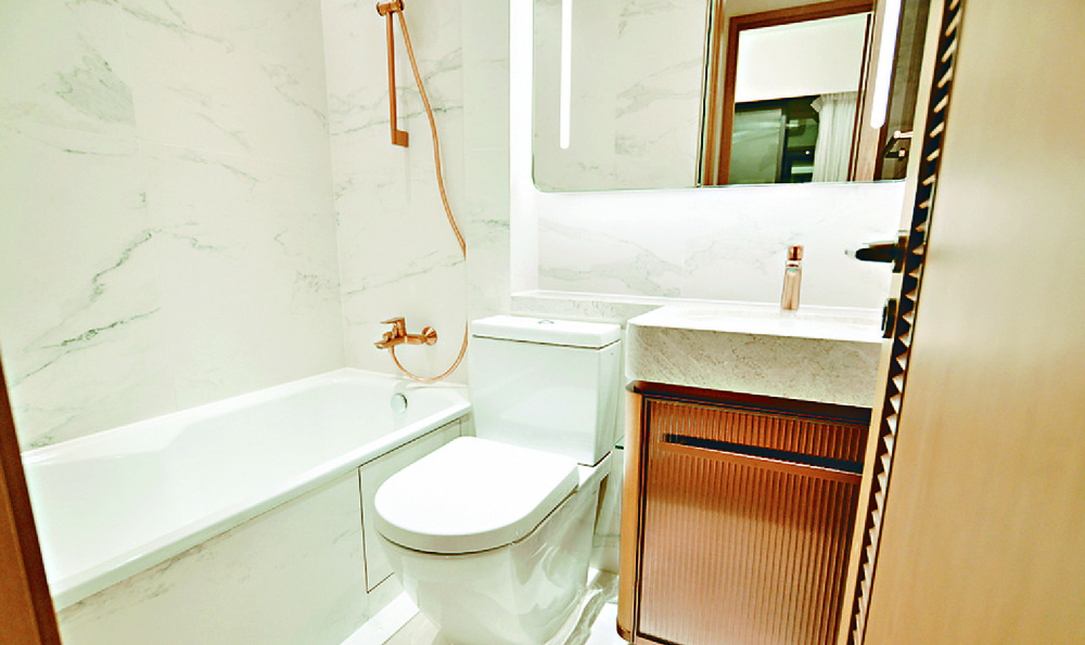 TRANQUIL INDULGENCE: The two-bed’s bathroom has a bathtub.