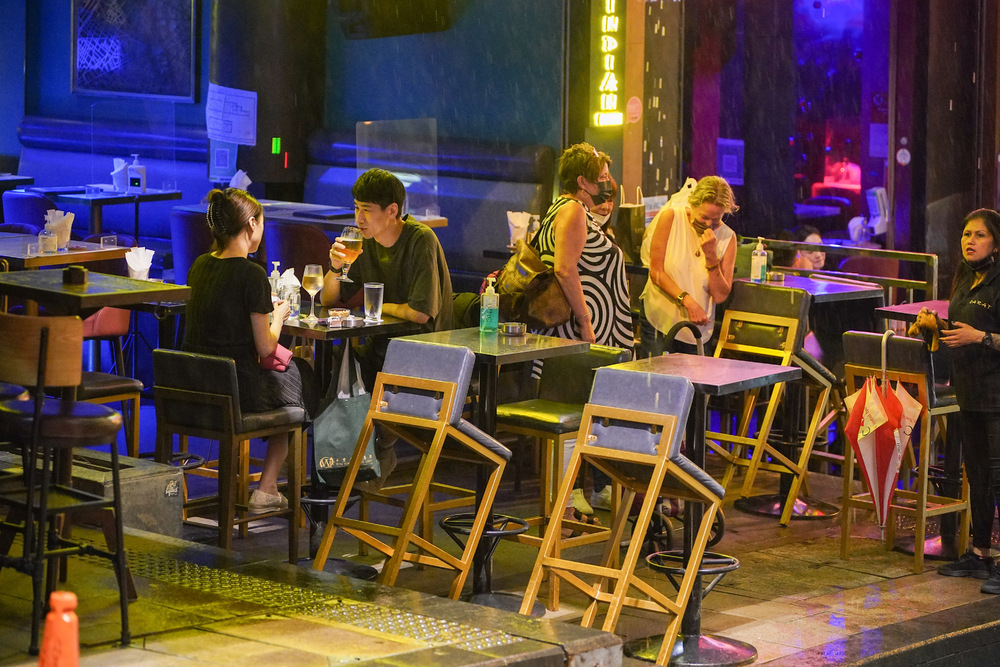 Ricky Chiu cautions against on-site testing, noting sneezes that often accompany swabs pose a transmission risk. Ricky Chiu cautions against on-site testing, noting sneezes that often accompany swabs pose a transmission risk.