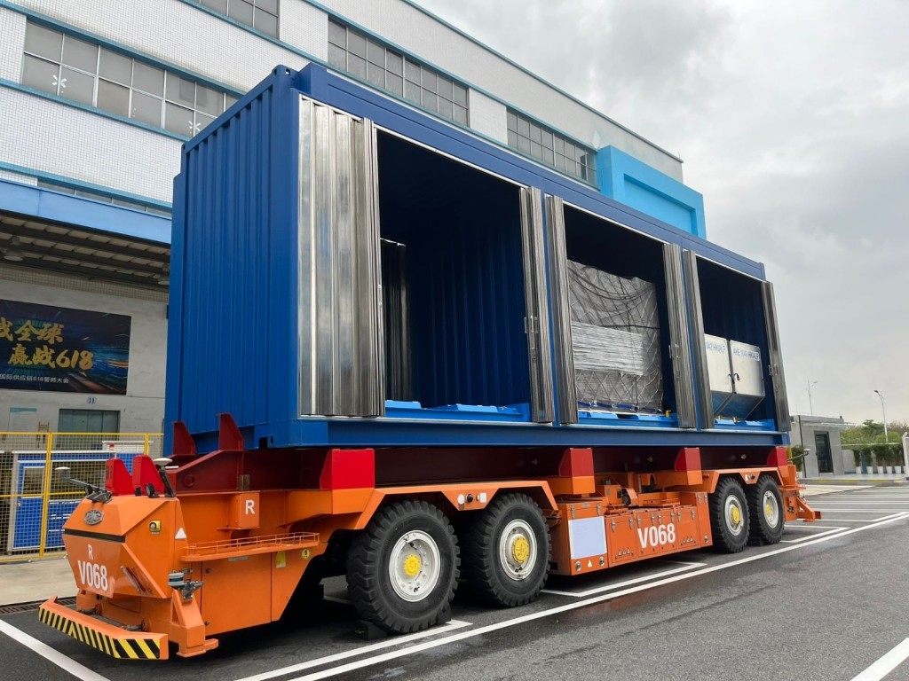 an automated guided vehicle and customized container at Dongguan Logistics Center. (Photos courtesy of HKIA)