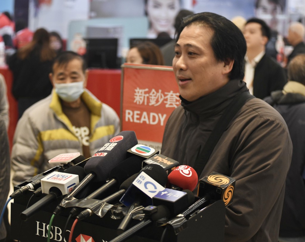 Au said he came on a friend’s recommendation and completed his swap of around HK$3,000 shortly after arriving this morning