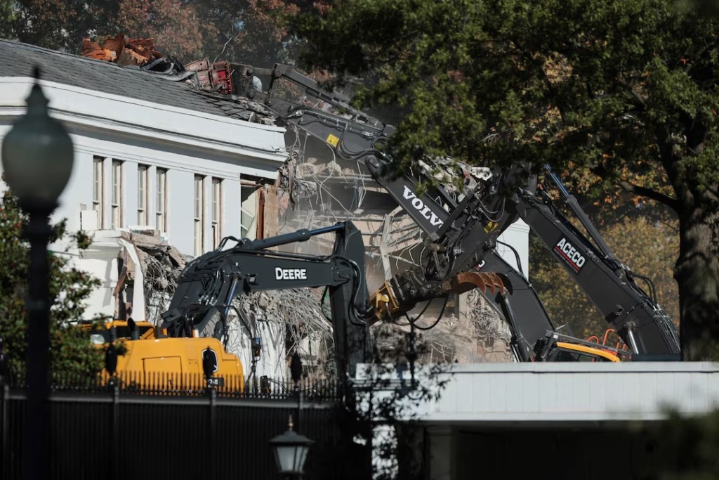 A demolition crew takes apart the facade of the East Wing of the White House, where U.S. President Donald Trump's proposed ballroom is being built, in Washington, D.C., U.S., October 21, 2025. REUTERS/Jonathan Ernst