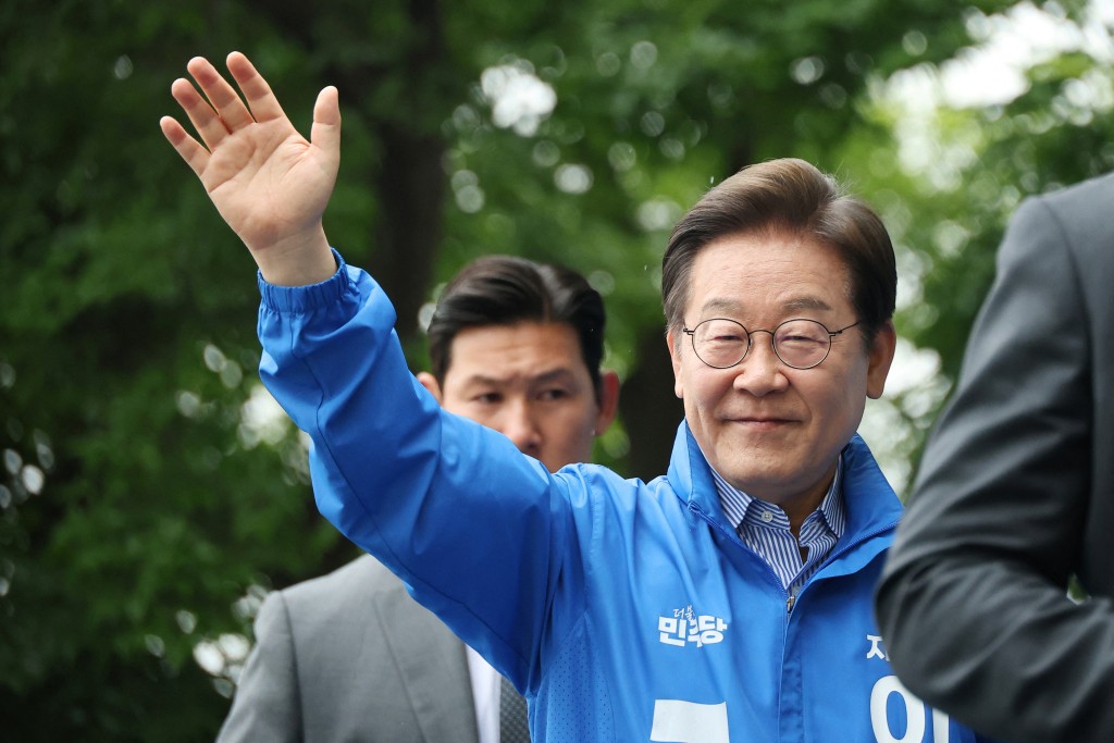 Lee Jae-myung, the presidential candidate for South Korea's Democratic Party, waves to his supporters while leaving an election campaign rally in Hanam, South Korea, June 2, 2025. (Reuters)