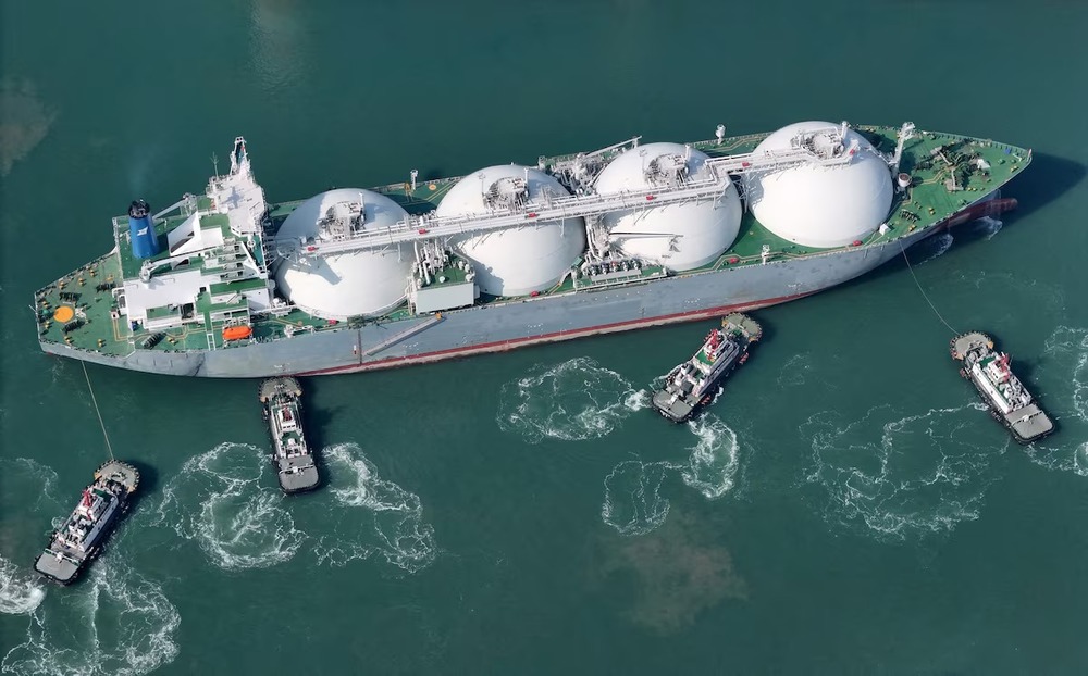 A drone view shows tugboats assisting a liquified natural gas (LNG) tanker to dock at a port in Yantai, Shandong province, China February 14, 2025. cnsphoto via REUTERS A drone view shows tugboats assisting a liquified natural gas (LNG) tanker to dock at a port in Yantai, Shandong province, China February 14, 2025. cnsphoto via REUTERS