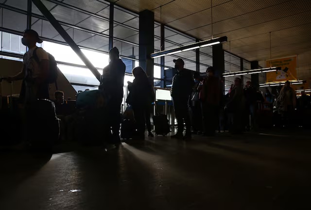 People wait in a long assistance line at Seattle-Tacoma International Airport (Sea-Tac) in Seattle, Washington, U.S. December 27, 2021. REUTERS/Lindsey Wasson/File Photo