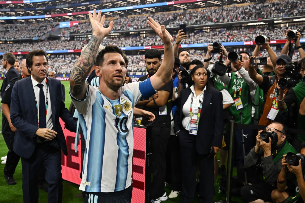 Argentina's forward #10 Lionel Messi waves as he leaves the pitch after winning the 2026 World Cup Group J football match between Argentina and Austria at the Dallas Stadium in Arlington on June 22, 2026. (Photo by Paul ELLIS / AFP)