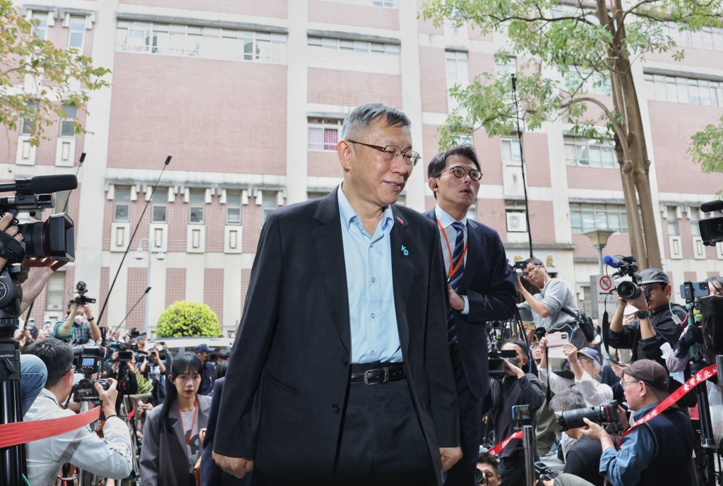 Photo by I-HWA CHENG / AFP  Former Taipei mayor and 2024 presidential candidate Ko Wen-je (C) arrives at the Taipei District Court in Taipei on March 26, 2026.