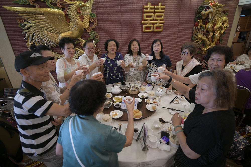 A group of 11 toasts the relaxed measures. SING TAO A group of 11 toasts the relaxed measures. SING TAO