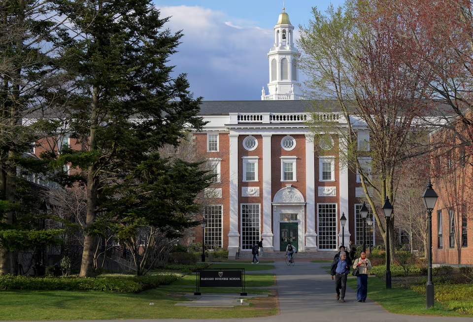  People walk on the Business School campus of Harvard University in Cambridge, Massachusetts, U.S., April 15, 2025. REUTERS/Faith Ninivaggi