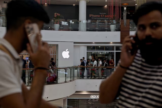People wait in a queue outside an Apple retail store, as the iPhone 17 series goes on sale, in New Delhi, India, September 19, 2025. REUTERS/Bhawika Chhabra 