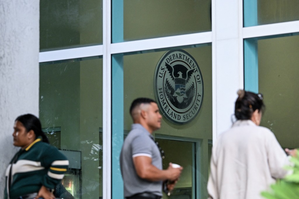 Photo by CHANDAN KHANNA / AFP  People wait in line outside the Miami Immigration Court in Miami, Florida, on September 3, 2026.