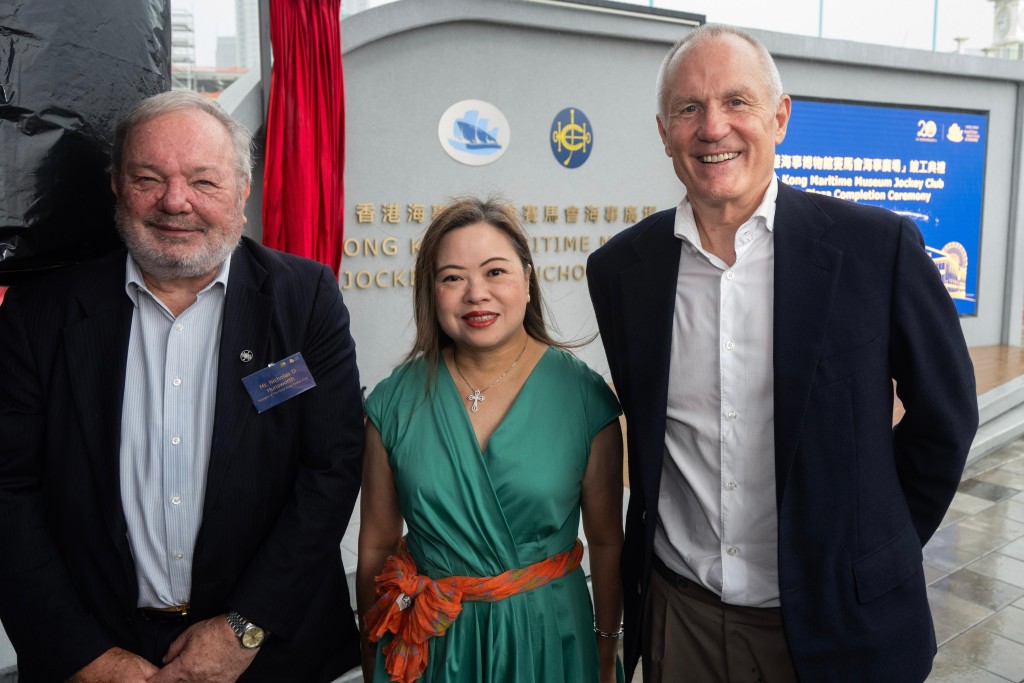 Attending the Hong Kong Maritime Museum Jockey Club Anchor Plaza completion ceremony were HKSAR Government Secretary for Culture, Sports and Tourism Rosanna Law (centre), Club Steward Nicholas Hunsworth (left) and Hong Kong Maritime Museum Chairman Richard Hext (right).