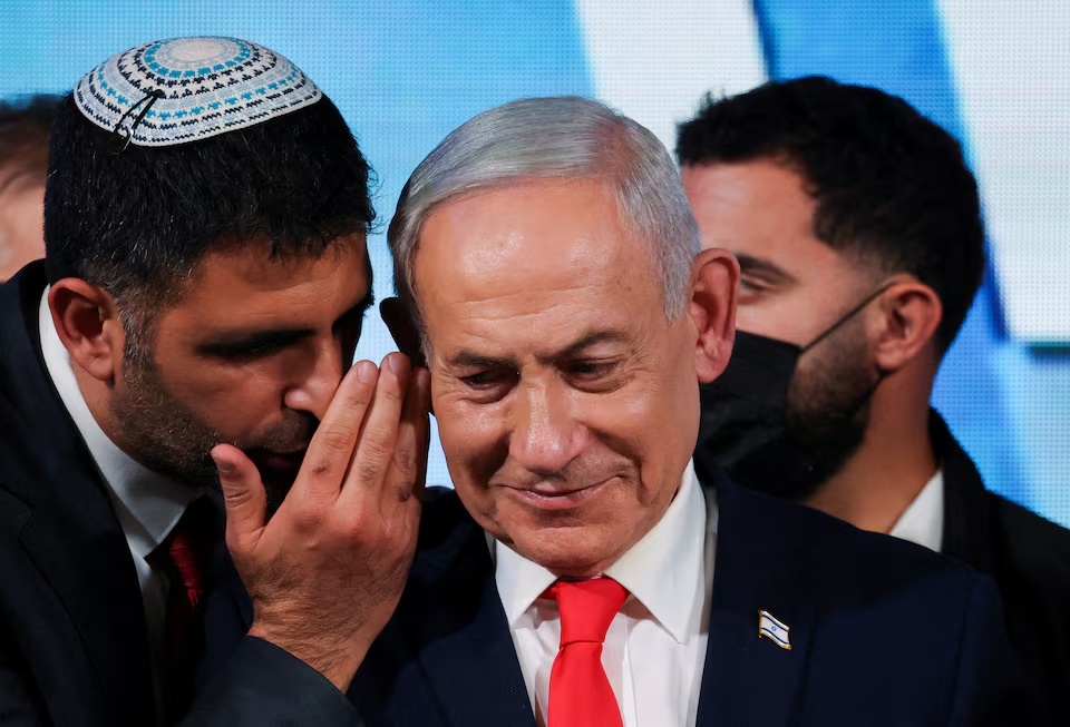 An aide speaks to Israeli Prime Minister and Likud party leader Benjamin Netanyahu as he gives a statement following exit polls for Israel's national election, at Likud's election headquarters in Jerusalem, October 28, 2026. REUTERS/Ammar Awad