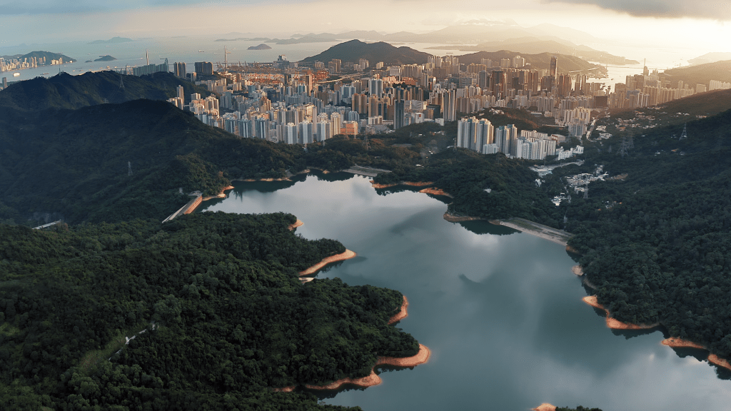 Four Trails traverses country parks, coastlines and ridgelines within minutes of dense urban districts.” (Lost Atlas) Four Trails traverses country parks, coastlines and ridgelines within minutes of dense urban districts.” (Lost Atlas)