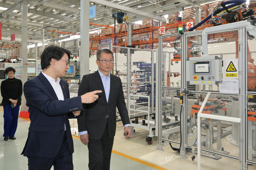 Paul Chan, right, visits a company in Suzhou. Paul Chan, right, visits a company in Suzhou.