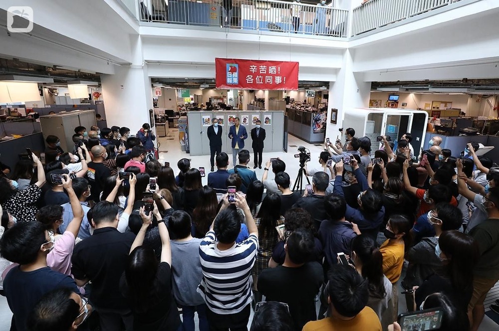 Jimmy Lai, center, talks to Apple Daily staff in May 2021. Left: Cheung Kim-hung. Jimmy Lai, center, talks to Apple Daily staff in May 2021. Left: Cheung Kim-hung.