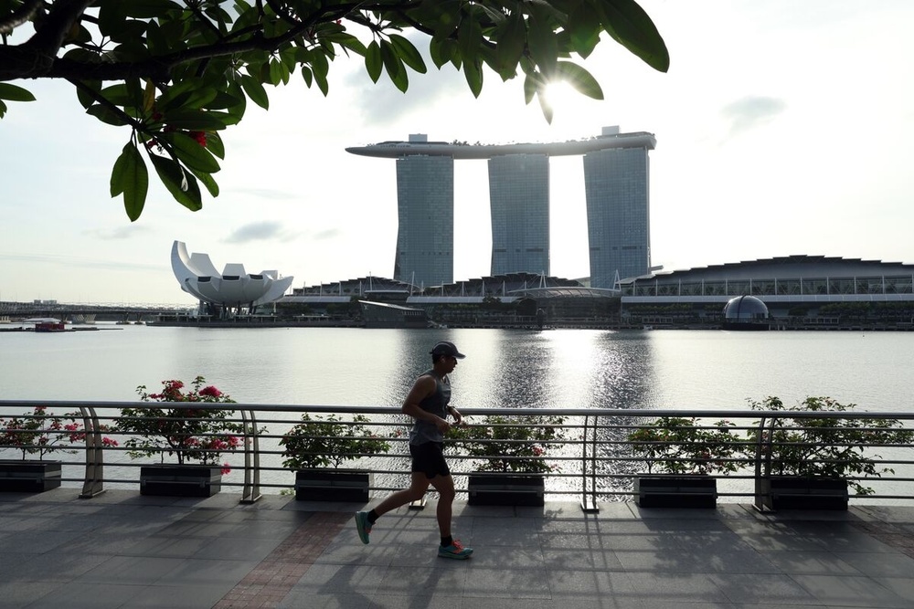 Total pay and benefits packages for average expat middle managers in Singapore rose, mainly due to higher rental costs.Photographer: Lionel Ng/Bloomberg Total pay and benefits packages for average expat middle managers in Singapore rose, mainly due to higher rental costs.Photographer: Lionel Ng/Bloomberg