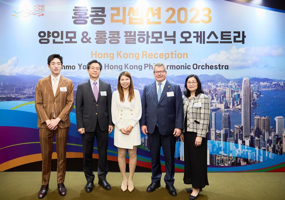 Winsome Au (centre) pictured with the representatives of the HK Phil Winsome Au (centre) pictured with the representatives of the HK Phil