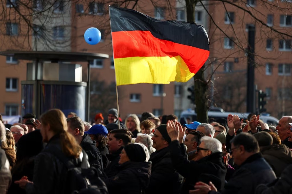 Supporters of the Alternative for Germany party (AfD) take part in an AfD campaign rally in Hohenschoenhausen, Berlin, Germany, February 22, 2025. REUTERS/Christian Mang/File Photo 
