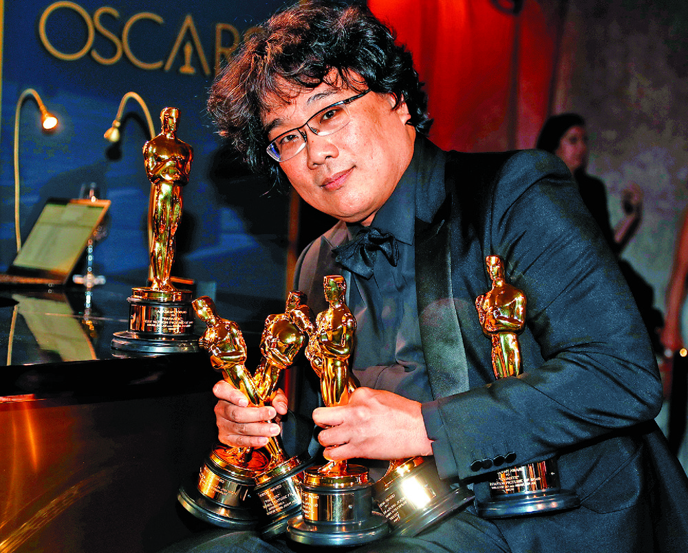 Bong Joon Ho with the four leading Oscars that Parasite won. Bottom: Lee Hyuk Rae. Bong Joon Ho with the four leading Oscars that Parasite won. Bottom: Lee Hyuk Rae.
