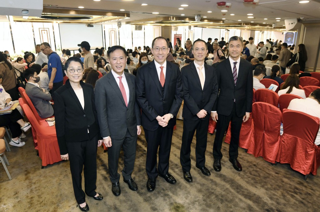 Daryl Ng Win-kong, chairman of Sino Group(center)