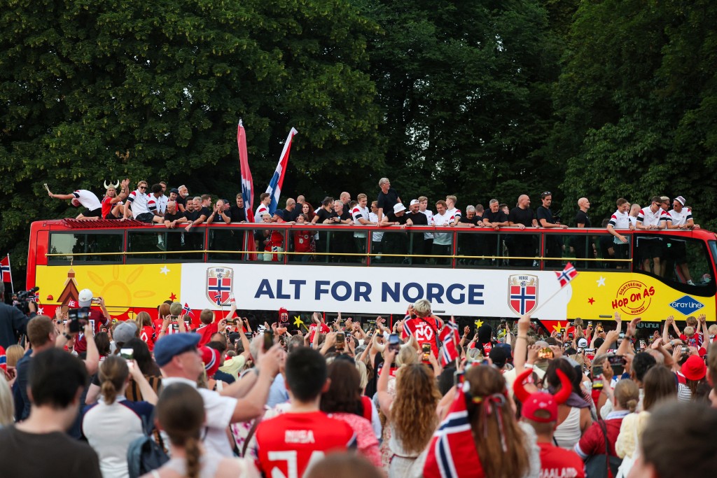 Supporters greet Norway national football team at Slottsplassen in Oslo on July 13, 2026. (Photo by Amanda Pedersen Giske / NTB / AFP) / NORWAY OUT