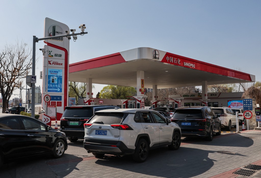 Cars queue at a Sinopec petrol station ahead of an announced fuel price hike, amid the U.S.-Israeli conflict with Iran, in Beijing, China, March 22, 2026. REUTERS/Maxim Shemetov