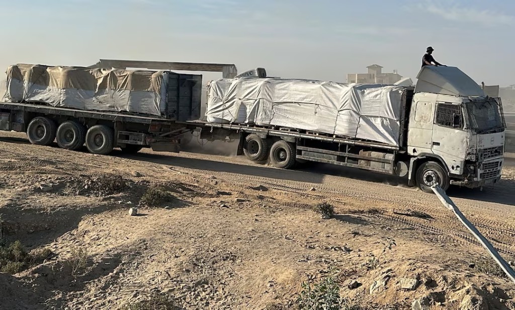A truck carries aid for Palestinians, amid a ceasefire between Israel and Hamas in Gaza, in Deir Al-Balah, in the central Gaza Strip, October 21, 2025. REUTERS/Stringer
