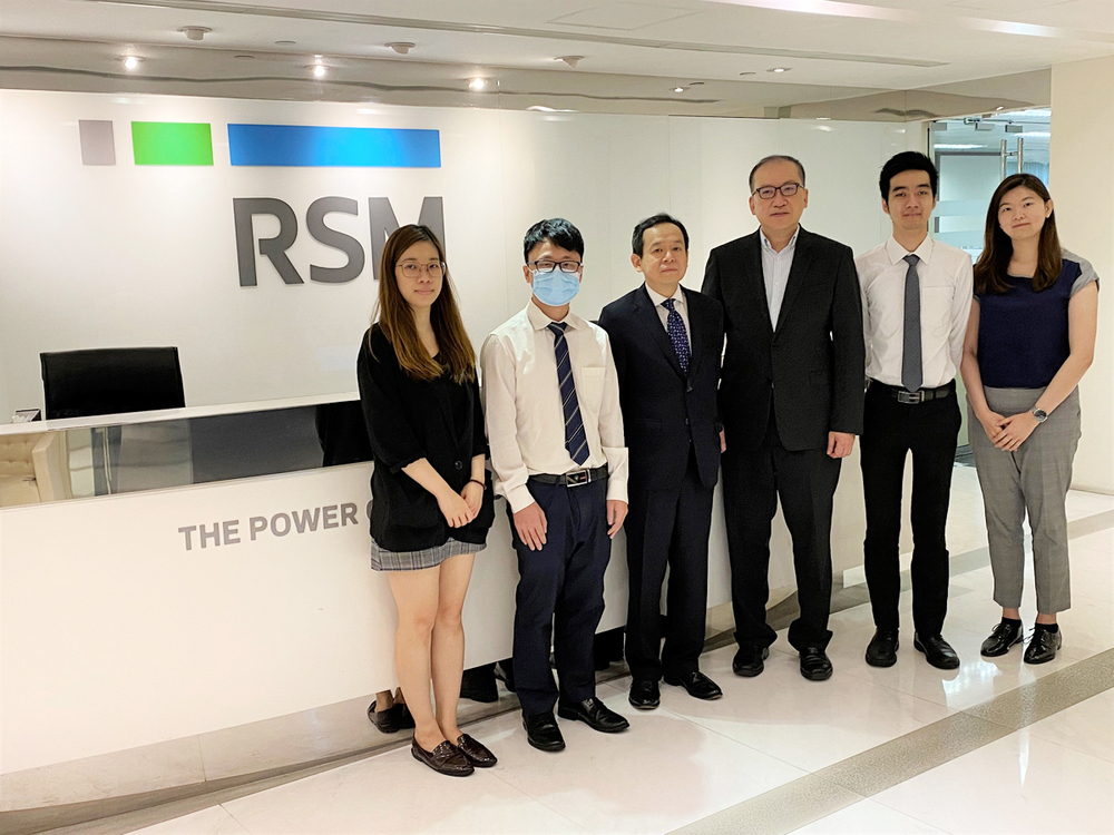 Mr Eugene Liu (3rd from left), Deputy Director of PolyU SPEED, Dr Artie Ng (3rd from right), Managing Partner & Head of Consulting at RSM Hong Kong, and the graduates of PolyU SPEED BBA (Hons) in Accountancy who are currently working at RSM Hong Kong Mr Eugene Liu (3rd from left), Deputy Director of PolyU SPEED, Dr Artie Ng (3rd from right), Managing Partner & Head of Consulting at RSM Hong Kong, and the graduates of PolyU SPEED BBA (Hons) in Accountancy who are currently working at RSM Hong Kong