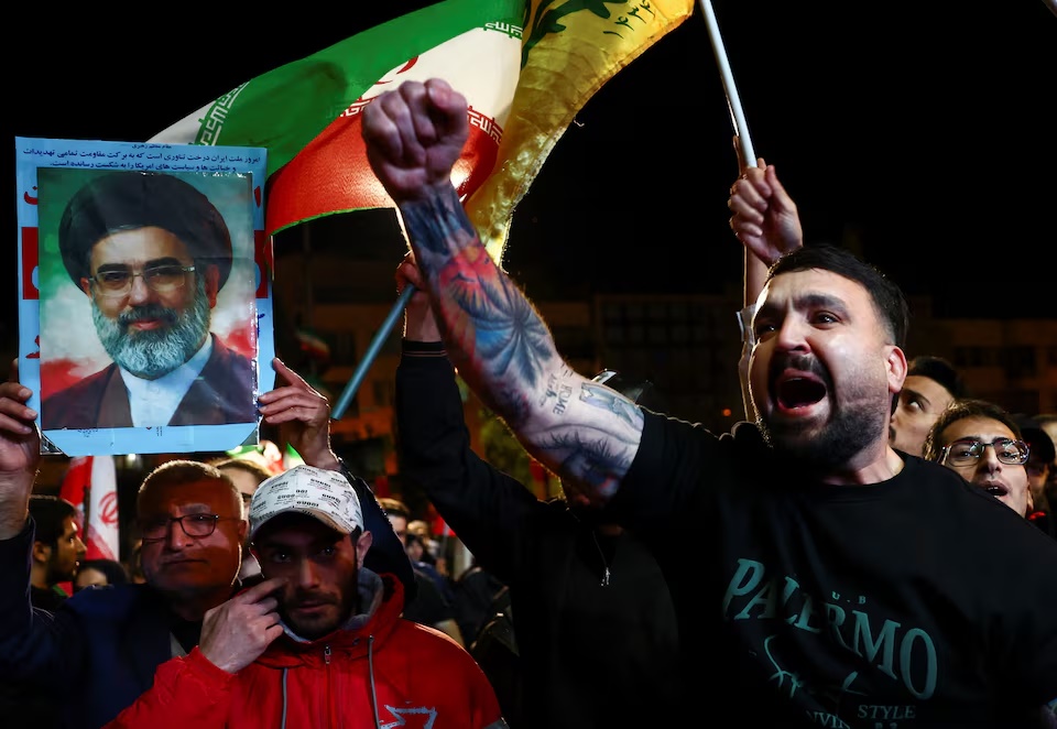  A man shouts slogans as people gather after a two-week ceasefire in the Iran war was announced, in Tehran, Iran, April 8, 2026. Majid Asgaripour/WANA (West Asia News Agency) via REUTERS 