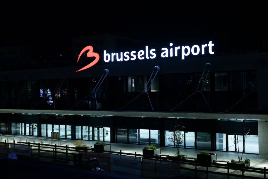 A sign is illuminated outside the Brussels Airport after the Belgian air traffic control service reported a sighting of a drone, in Zaventem, Belgium, November 4, 2025. REUTERS/Yves Herman