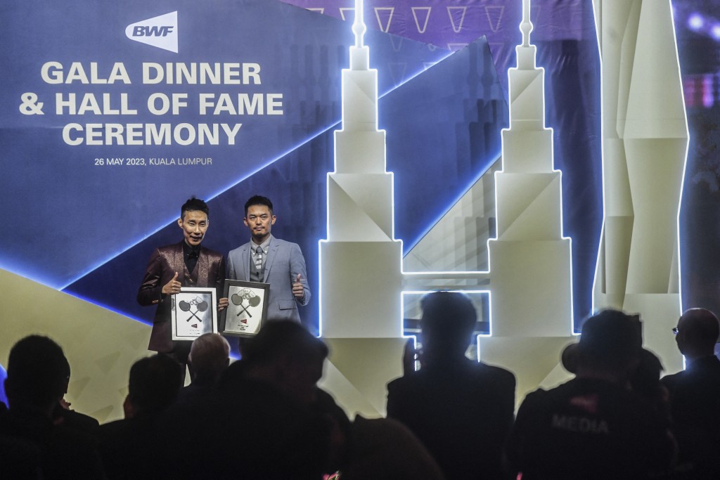 Photo by ARIF KARTONO / AFP  Malaysia's former world number one badminton player Lee Chong Wei (L) and China's former world champion badminton player Lin Dan pose for a picture before being inducted into the Badminton World Federation (BWF) Hall of Fame 2023, in Kuala Lumpur on May 26, 2023.