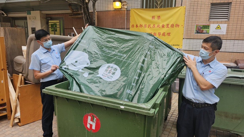 Over 80 percent of residents were willing to pick up the free designated garbage bags but only 20 to 50 percent actually used them, says Tse Chin-wan. Over 80 percent of residents were willing to pick up the free designated garbage bags but only 20 to 50 percent actually used them, says Tse Chin-wan.