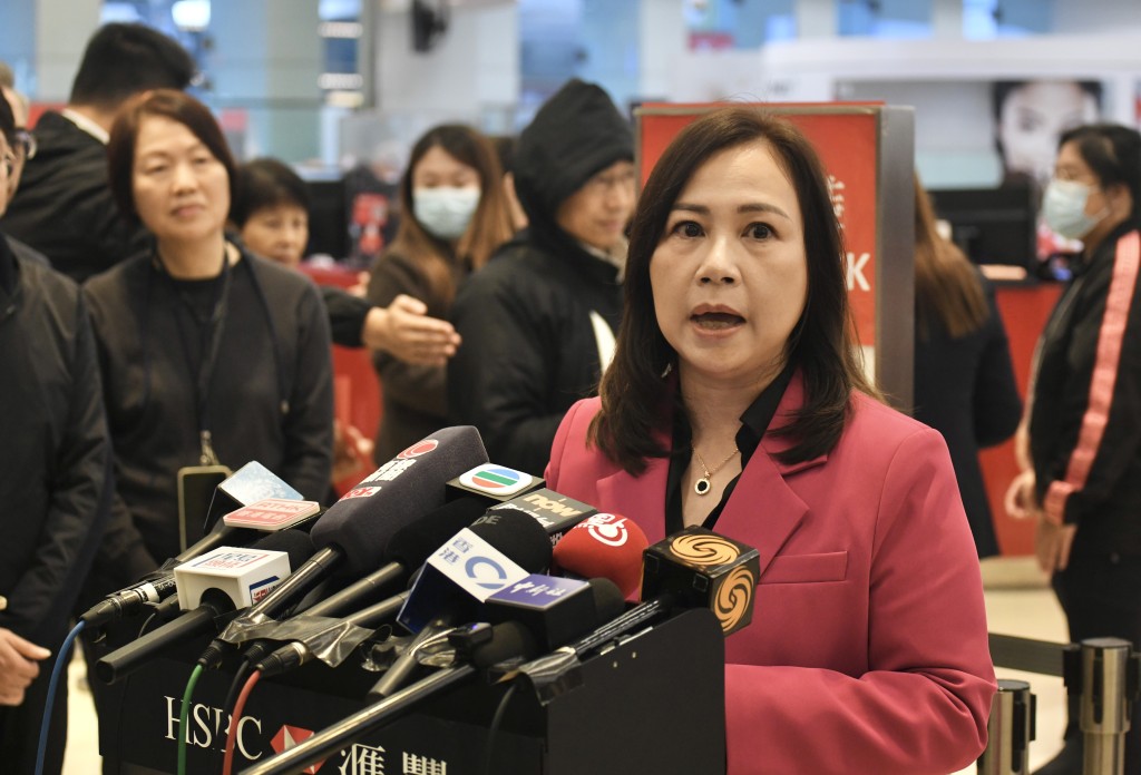 Yvonne Chan, HSBC’s head of retail, wealth sales and conduct, said that the response to online reservations for new banknote exchange was enthusiastic this year.