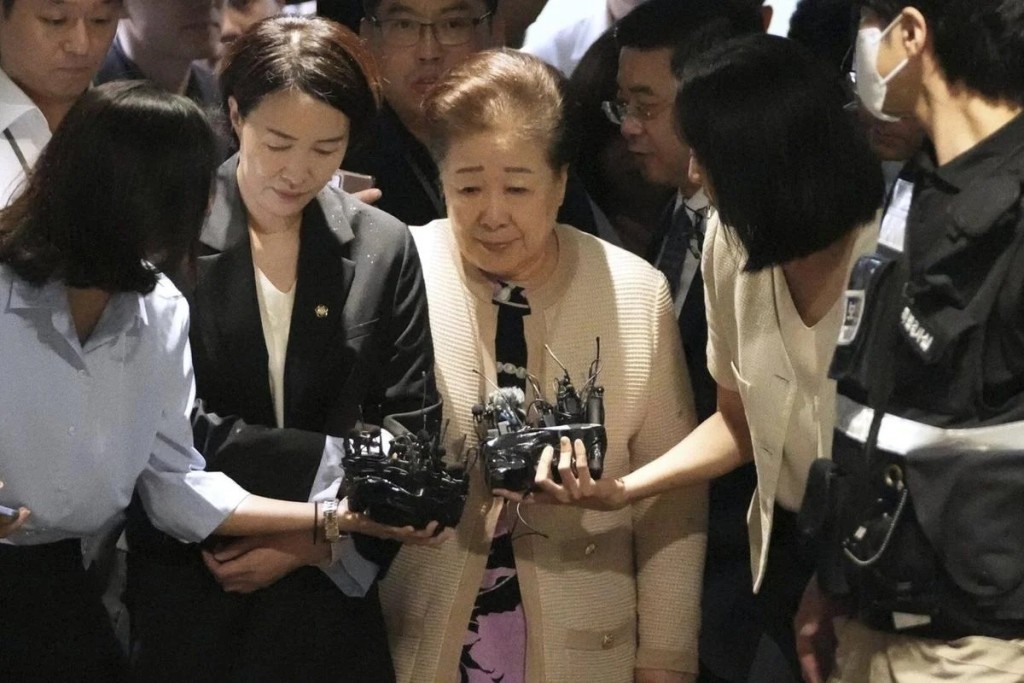 Hak Ja Han, center, the leader of South Korea’s Unification Church, arrives at a special prosecutor’s office in Seoul, South Korea, Wednesday, Sept. 17, 2025. (AP Photo/Lee Jin-man)