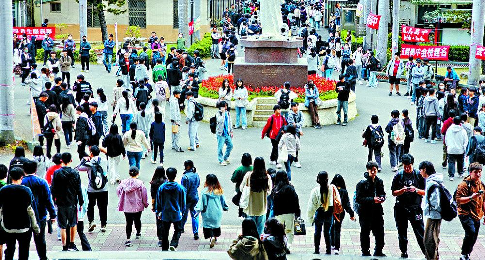 Students pour out into the fresh air after completing exams. According to a YWCA survey, more than 50 percent of youngsters have neutral feelings about the 'tai ping' trend. Students pour out into the fresh air after completing exams. According to a YWCA survey, more than 50 percent of youngsters have neutral feelings about the 'tai ping' trend.