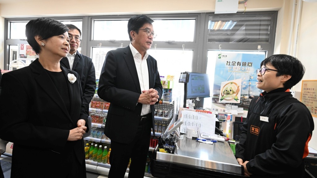 Secretary for Housing Winnie Ho Wing-yin and  Deputy Financial Secretary Michael Wong Wai-lun visited a transitional housing project in Yuen Long to meet affected residents. (Source: Wong's Facebook)