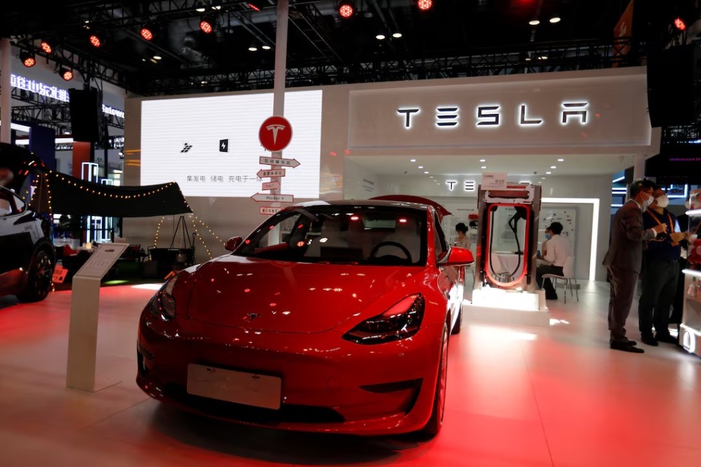  A Tesla Model 3 electric vehicle (EV) is displayed at the China International Fair for Trade in Services (CIFTIS) in Beijing, China September 1, 2022. REUTERS/Florence Lo/File Photo 