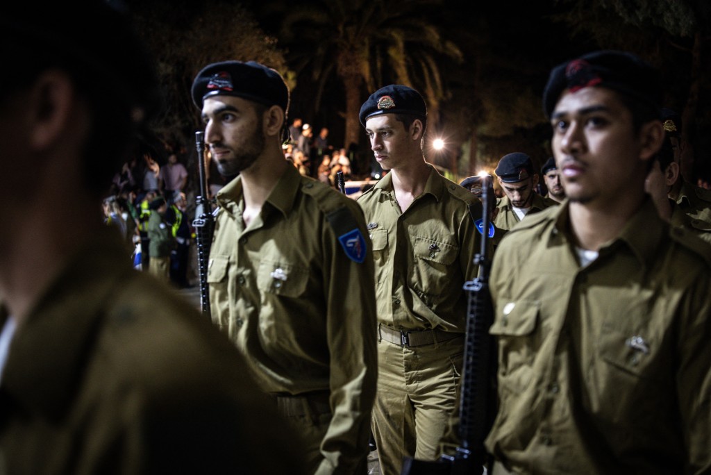Israeli soldiers attend the funeral of hostage Daniel Peretz, after his body was returned from Gaza as part of a ceasefire agreement between Israel and Hamas, at the Mt. Herzl military cemetery in Jerusalem on October 15, 2025. (Photo by JOHN WESSELS / AFP)