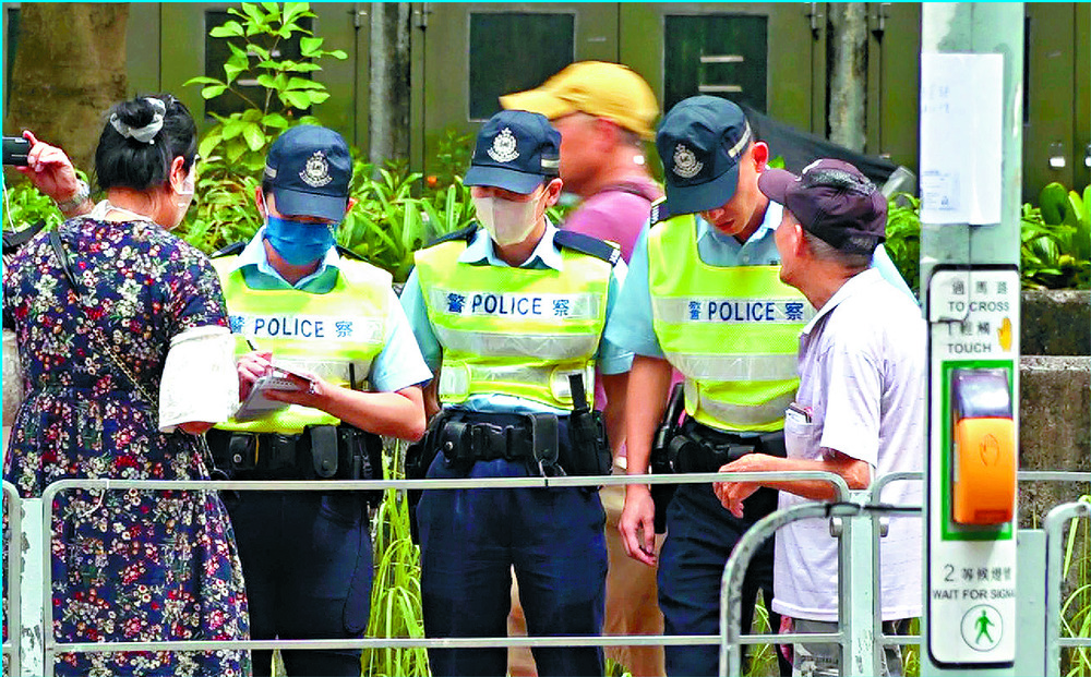 Police urge pedestrians to comply with traffic rules. SING TAO Police urge pedestrians to comply with traffic rules. SING TAO