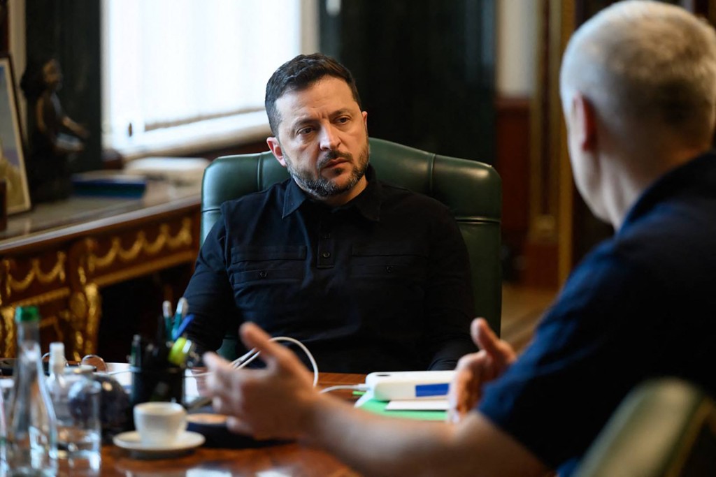 Photo by HANDOUT / UKRAINIAN PRESIDENTIAL PRESS SERVICE / AFP  In this handout photograph taken and released by the Ukrainian Presidential Press Service on September 4, 2026, Ukraine's President Volodymyr Zelensky (L) attends a meeting with Head of the Security Service of Ukraine (SBU) Oleksandr Poklad (R) in Kyiv, amid the Russian invasion of Ukraine.