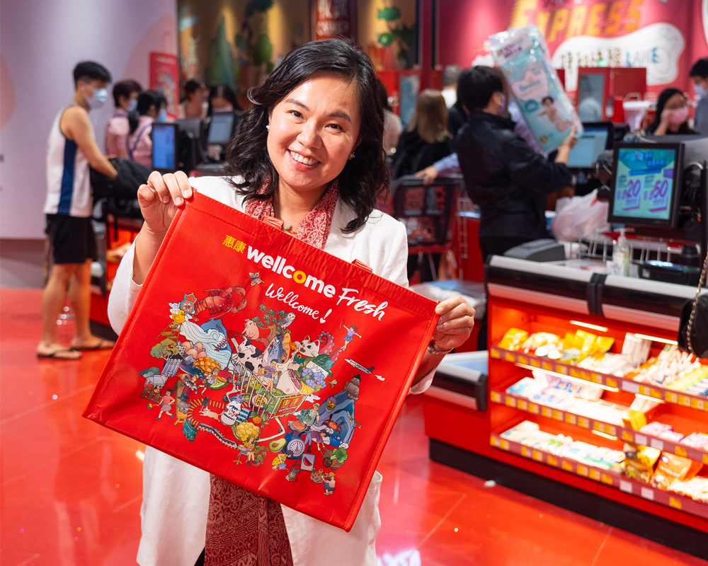 Elman Lee is showing the Wellcome Fresh’s exclusive shopping bag.