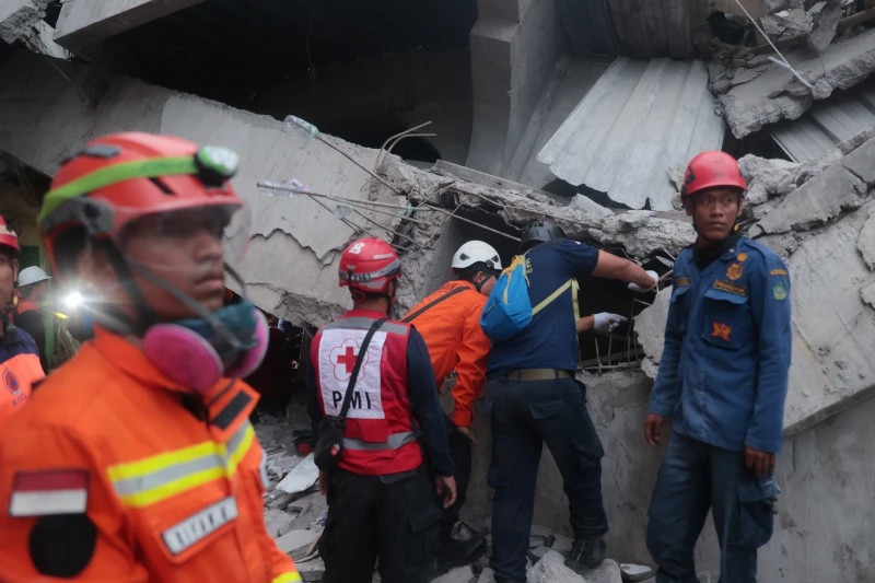 Rescuers search for victims at the site where a building under construction collapsed at an Islamic boarding school in Sidoarjo, East Java, Indonesia, Tuesday, Sept. 30, 2025. (AP Photo/Trisnadi)
