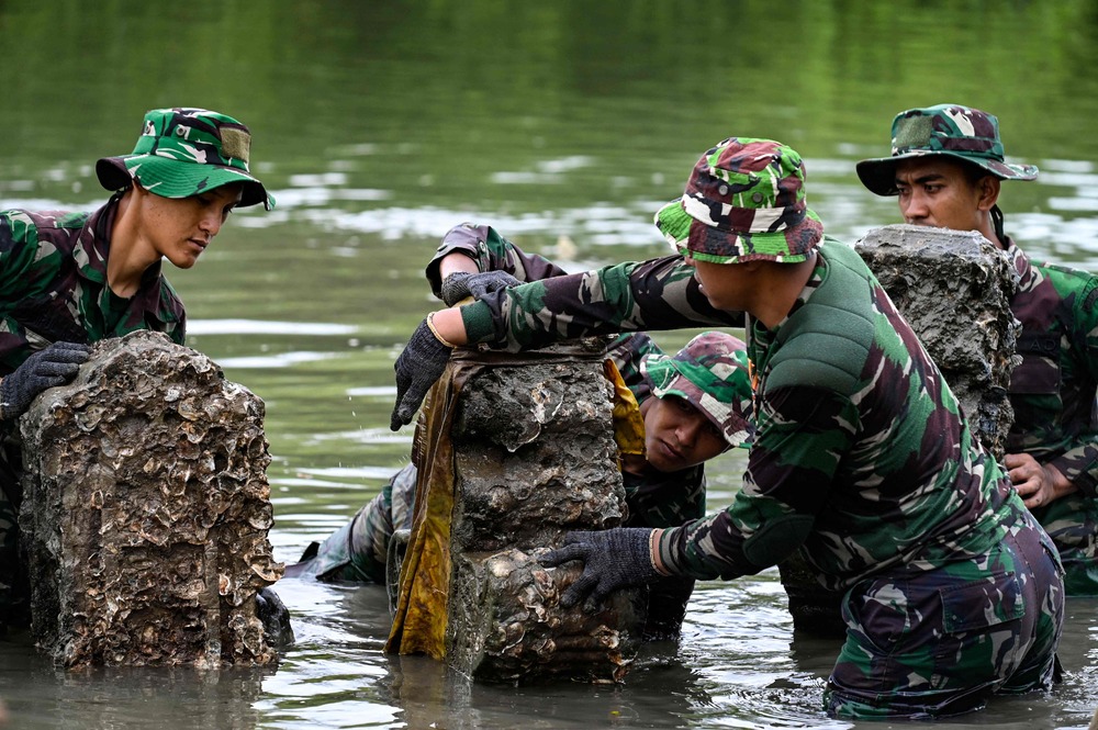 Soldiers from the Iskandar Muda military regional command recover 16th century tombstones from the Kingdom of Aceh Darussalam at the Kampung Pande burial complex that was hit by the 2004 tsunami in Banda Aceh on July 29, 2022. (AFP) Soldiers from the Iskandar Muda military regional command recover 16th century tombstones from the Kingdom of Aceh Darussalam at the Kampung Pande burial complex that was hit by the 2004 tsunami in Banda Aceh on July 29, 2022. (AFP)
