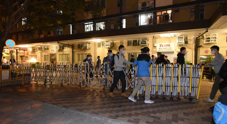Government officers set up barricades outside Wing Chak House at Chak On Estate in Shek Kip Mei. 