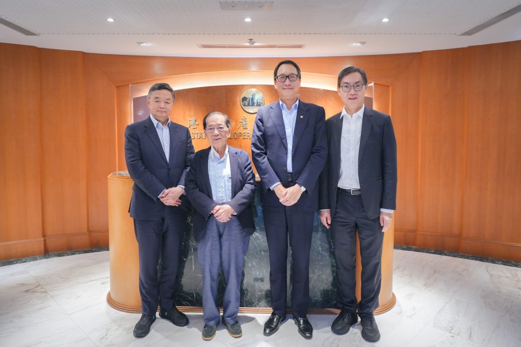 David Tang, (2nd right) engaged in consultation and exchanged views on the Tuen Mun A16 Station Package Two Property Development with Stewart Leung (2nd left), Louis Loong, Secretary General of REDA (1st left), and Augustine Wong, Convenor, Construction Sub-Committee of REDA cum Legislative Council Member representing the Real Estate and Construction sector (1st right), together with REDA members. MTRC